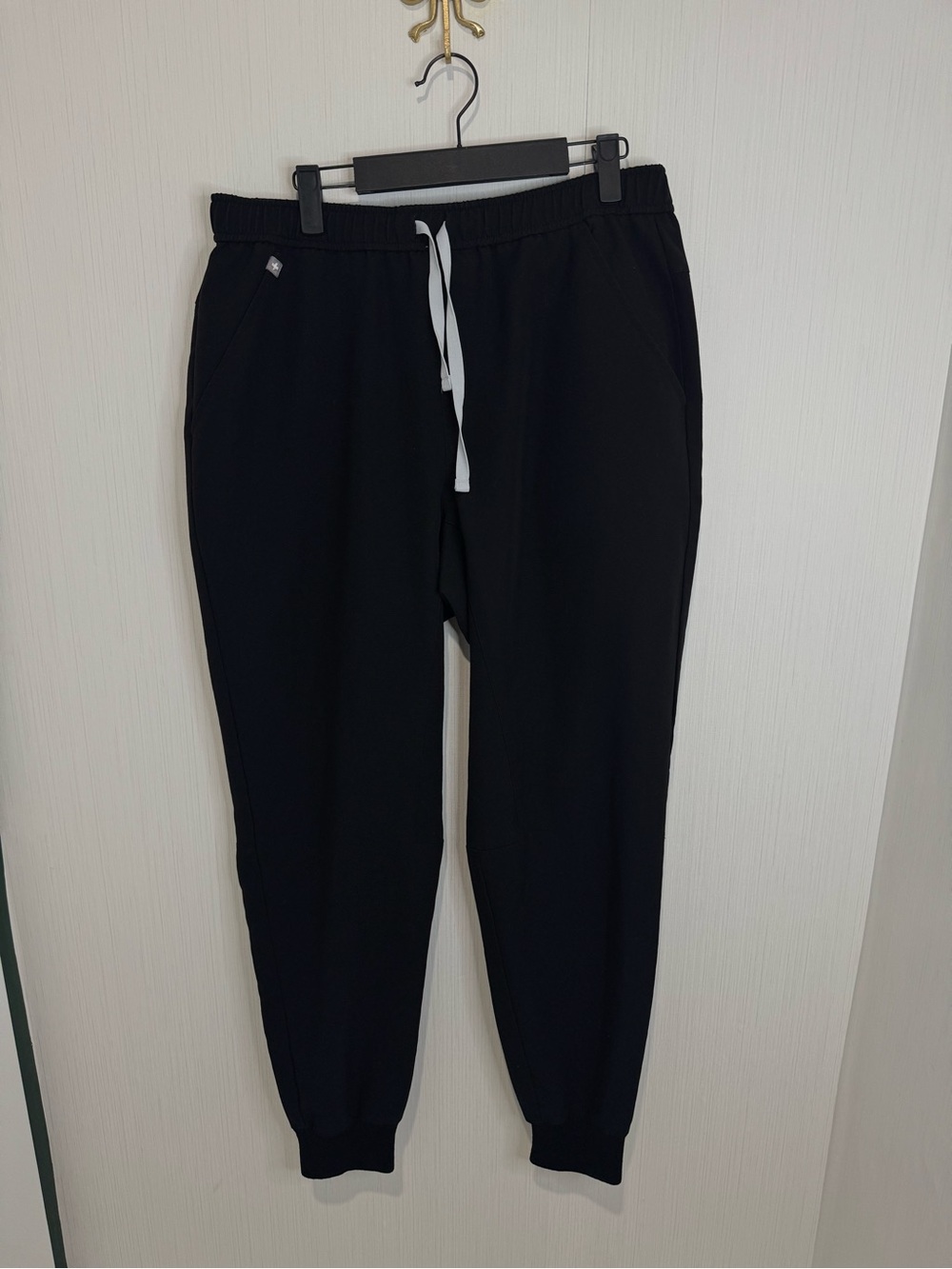 FIGS Tansen Jogger Scrub Pants. Black. Large.
